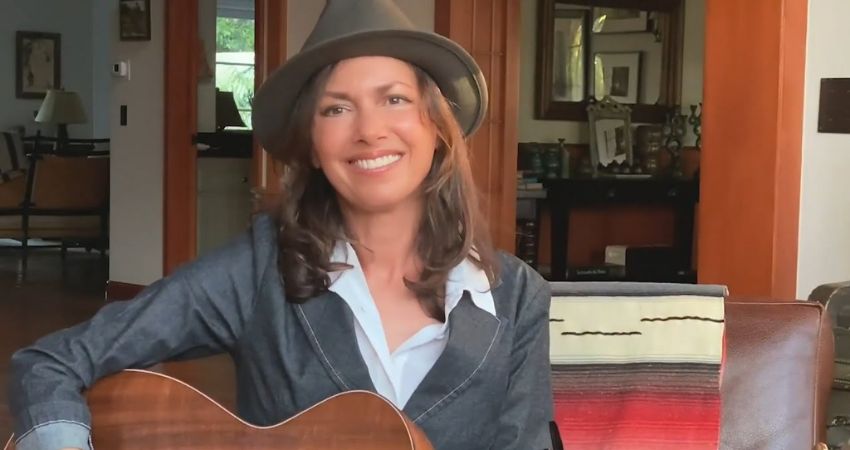 Susanna Hoffs Net Worth 2024 [Career, Personal Life, Actor]